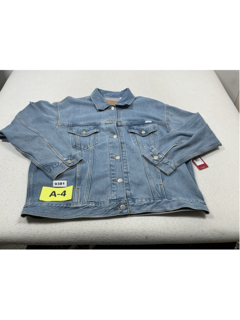Womans NWT Levi Strauss Loose Trucker Relaxed Blue Jean Jacket Large